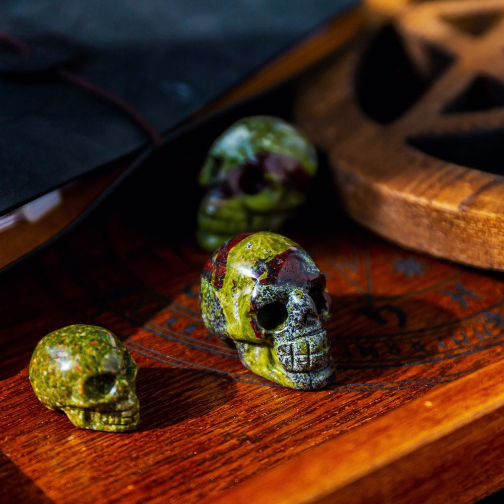 Reikistal 1.5" Dragon Blood Stone Skull