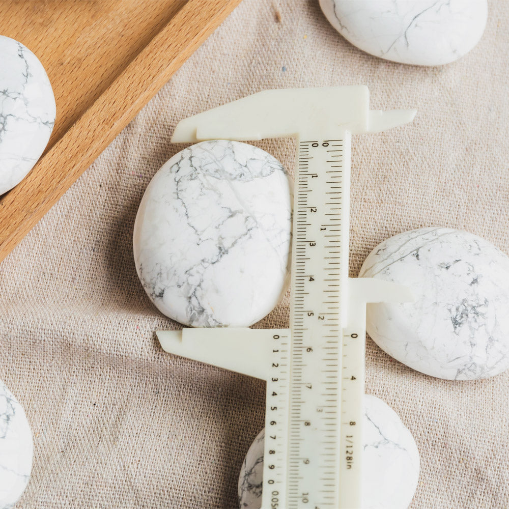 Reikistal Howlite Palm Stone