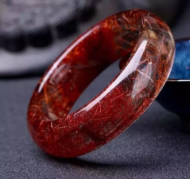 Red crystal: warm and unrestrained life energy