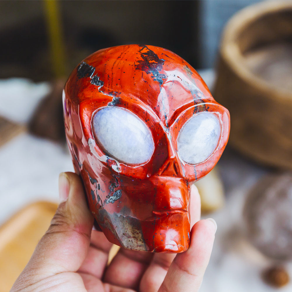 Crâne de jaspe rouge Reikistal avec œil de pierre de lune